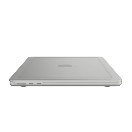 Incase Edge 硬殼保護殼，採用 Makrolon® 材質，適用於 13 吋 MacBook Air (M2-M4, 2022-2025)